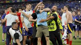 Spagna: Morata travolto da uno steward, finale a rischio ma arriva telefonata Ibra