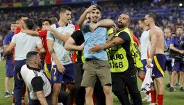 Spagna: Morata travolto da uno steward, finale a rischio ma arriva telefonata Ibra