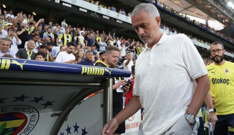 Mourinho e gli arbitri, ci risiamo: anche in Turchia stessa storia e lui scrive una lettera ai tifosi