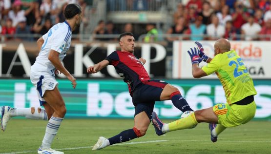 Cagliari-Como, moviola: Si rivede Di Bello, prima annulla gol poi fa infuriare i sardi