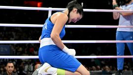 Il pianto senza limiti di Angela Carini al centro del ring, dopo il ritiro contro Imane Khelif e polemiche sul testosterone