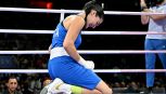 Il pianto senza limiti di Angela Carini al centro del ring, dopo il ritiro contro Imane Khelif e polemiche sul testosterone