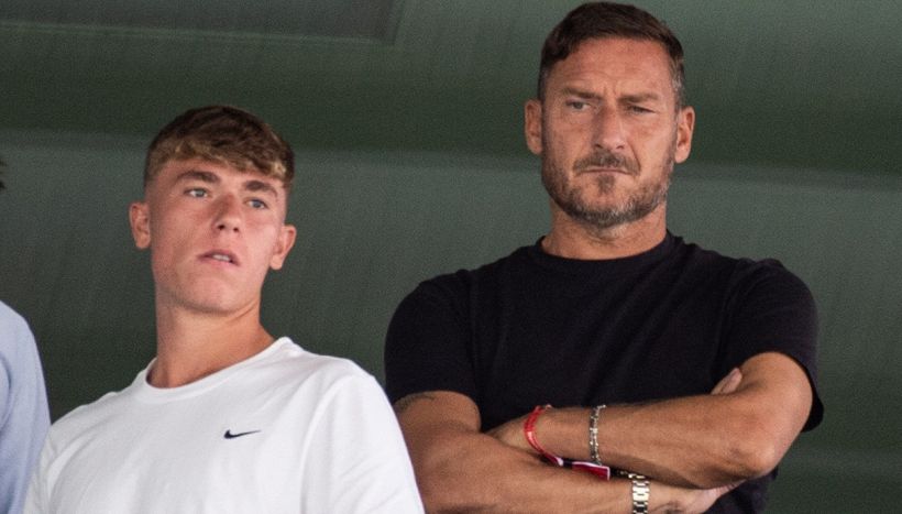 Totti, body shaming sul figlio Cristian al debutto con l'Olbia: marea di commenti beceri sui social