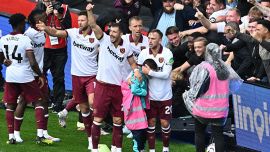 West Ham: Soucek doppio eroe, segna e salva dalla morte babyraccattapalle travolto da un cartellone