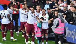 West Ham: Soucek doppio eroe, segna e salva dalla morte babyraccattapalle travolto da un cartellone