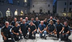 Napoli, incontro con giocatori in piazza diventa farsa: si scatena la protesta dei tifosi