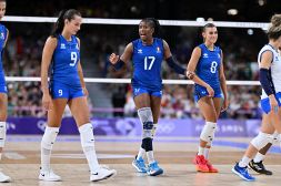 Egonu si mangia Vargas e Sylla tira fuori il pugno: l’Italvolley annienta la Turchia, dedicato a Omoruyi 