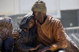 Kobe Bryant, nuova toccante statua con Gigi davanti allo stadio dei Lakers: omaggio dolcissimo a Los Angeles