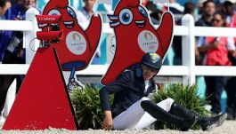 Parigi 2024, la rovinosa caduta di Henrick von Eckermann: il cavallo si impunta e il campione del mondo va a terra