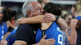 Volley, Velasco fa innamorare l’Italia: tutti pazzi per il ct e c’è chi lo vorrebbe al posto di Gravina o Mattarella