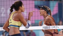 Finale beach volley, scintille sottorete tra Brasile e Canada: arbitri in campo, poi ci pensano DJ e John Lennon