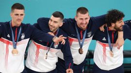 Parigi 2024, Jokic di bronzo con la Serbia ma sul podio va dopo un giorno di festa sfrenata: lo reggono i compagni