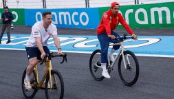 Ferrari, Leclerc si dà al ciclismo: che sfida su due ruote a Zandvoort col campione olimpico Harrie Lavreysen