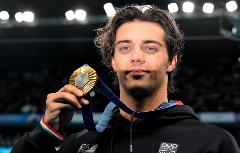 Ceccon boccia ancora il villaggio olimpico e risponde a Phelps, poi lancia la sfida alla leggenda del nuoto