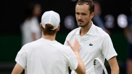 Caso Sinner: Medvedev si schiera con l’azzurro, poi la polemica sulle regole antidoping