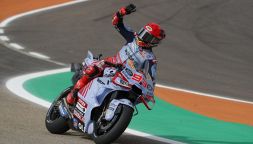 MotoGP Aragon qualifiche: Marc Marquez pole stratosferica, Bagnaia strappa la prima fila con Acosta, Martin 4°