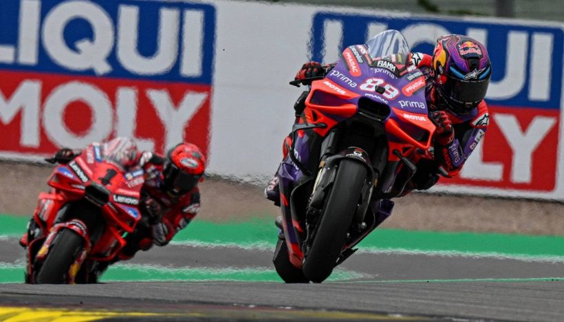 MotoGP Indonesia griglia di partenza: Martin pole record, Bezzecchi secondo, Bagnaia 4°, Marquez doppia caduta