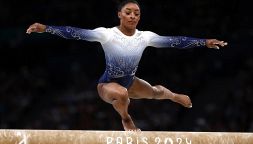 Simone Biles, la bottiglia di champagne costa una fortuna: video denuncia contro un night di Parigi