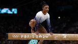 Clamorosa caduta di Simone Biles, così il mito statunitense della ginnastica ha perso sulla trave a Parigi 2024