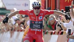 Vuelta a España, 3a tappa: finalmente Van Aert! Dopo due anni il belga spiega le ali e regola Groves in volata