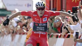 Vuelta a España, 3a tappa: finalmente Van Aert! Dopo due anni il belga spiega le ali e regola Groves in volata