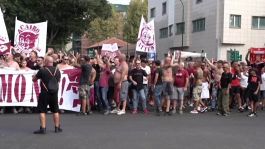 Calcio, proteste dei tifosi del Torino contro il presidente Urbano Cairo