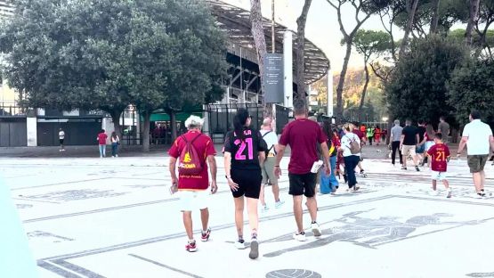 Sent packages Dybala - mania a Roma: tifosi di tutte le età con la maglia "21"