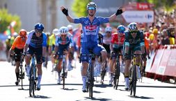 Vuelta a España, 2a Tappa: Groves brucia Van Aert allo sprint, ma il belga si consola prendendo la maglia rossa