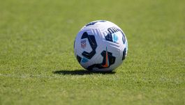 Tecnico sgambetta avversario lanciato a rete, scena da l'allenatore nel pallone in Toscana