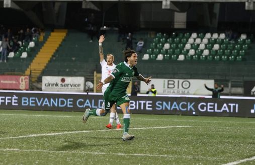 L’Avellino batte il Foggia di Capuano, ma non può gioire: due tifosi gravi dopo un incidente