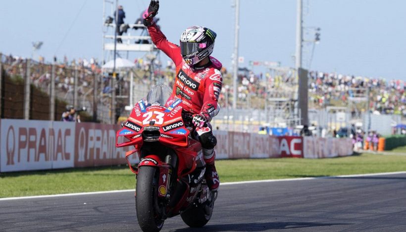 MotoGP, Gp Emilia Romagna: Bastianini vince con sorpasso all'ultimo giro, Martin 2° e furioso. Bagnaia cade