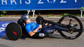 Paralimpiadi Parigi 2024, chi è l'oro Fabrizio Cornegliani: l'incidente assurdo in palestra e il paraciclismo