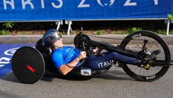 Paralimpiadi Parigi 2024, chi è l'oro Fabrizio Cornegliani: l'incidente assurdo in palestra e il paraciclismo