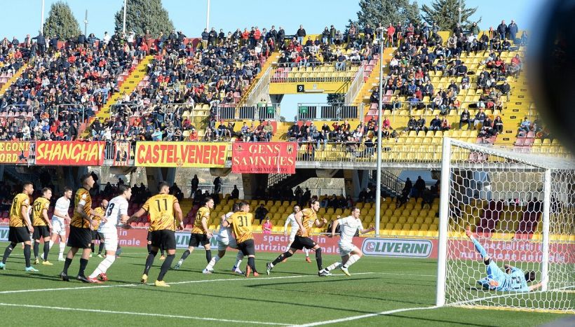 Benevento-Potenza, moviola: un rigore concesso e uno negato ai lucani dall'arbitro che fu vittima di cori razzisti