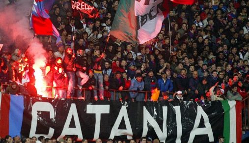 Catania-Benevento, moviola: un gol annullato e pioggia di cartellini