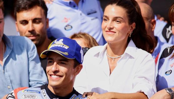 MotoGP, Marquez: l'abbraccio di Gemma Pinto, il ritorno alla vittoria è più dolce ad Aragon