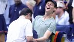 Us Open, paura Sinner: cade e si fa male al polso, arriva il fisioterapista e Jannik urla di dolore