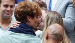 US Open, Sinner alza il trofeo: il bacio con Anna, l’abbraccio con Vagnozzi e Cahill e il saluto a Seal