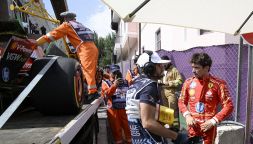 Leclerc guarda sconsolato la sua Ferrari dopo il botto di Baku nelle fp1: anche Colapinto a muro, le immagini