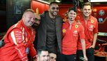 F1, Will Smith porta bene alla Ferrari: irrompe nel box a Baku e Leclerc fa la pole