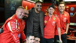 F1, Will Smith porta bene alla Ferrari: irrompe nel box a Baku e Leclerc fa la pole