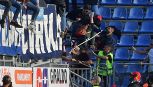 Cagliari-Napoli, che tensione sugli spalti: partita sospesa tra fumogeni, scontri e uno steward ferito