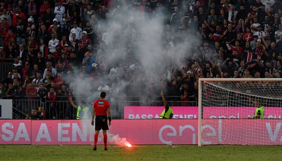 Cagliari-Napoli, le polemiche non si placano: le accuse tra i tifosi. La moglie di Gaetano sui social: “Abbiamo paura”