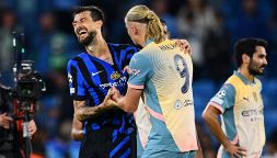 Manchester City, la maglietta usata con l’Inter firmata dagli Oasis che Acerbi ha chiesto ad Haaland