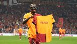 Napoli, Osimhen: il bacio alla maglia del Galatasaray e la scritta “finally”. L’eroe dello scudetto ora è un nemico