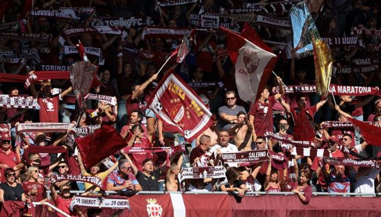 Torino-Lazio, il giornalista Zappulla esulta in tribuna ed è scontro con i tifosi granata: il video diventa virale