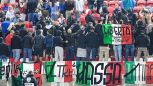 Israele-Italia, gruppo tifosi azzurri volta le spalle all'inno israeliano: le immagini delle protesta