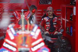 MotoGP Misano, Bagnaia preoccupa: "Dopo l'incidente con Marquez non sono al 100%". Frecciata di Zarco