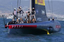 America’s Cup: Luna Rossa squalificata con Alinghi e poi battuta nello spareggio da Ineos Britannia