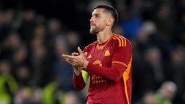 Roma esonero De Rossi, furia tifosi a Trigoria: Pellegrini preso a pallonate, accoglienza choc per Juric